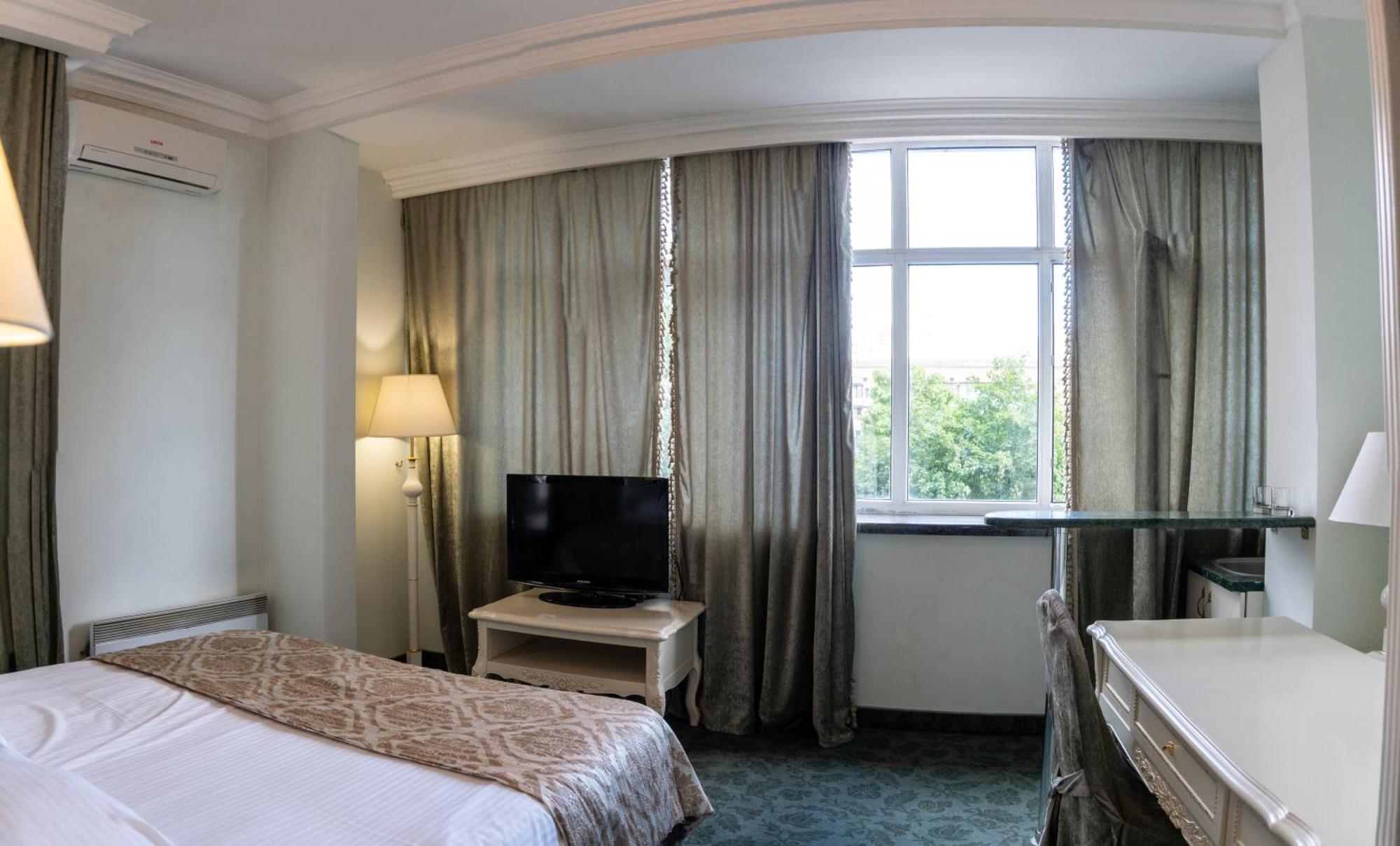 Royal City Hotel เคียฟ ภายนอก รูปภาพ